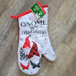 NWT Gnome Themed oven mitt